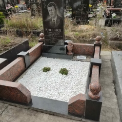 Уборка могилы перед Пасхой. Южное кладбище. После