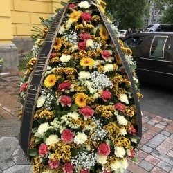 Ритуальный венок из живых цветов_12