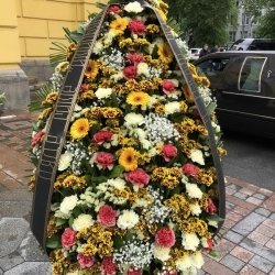 Ритуальный венок из живых цветов_12
